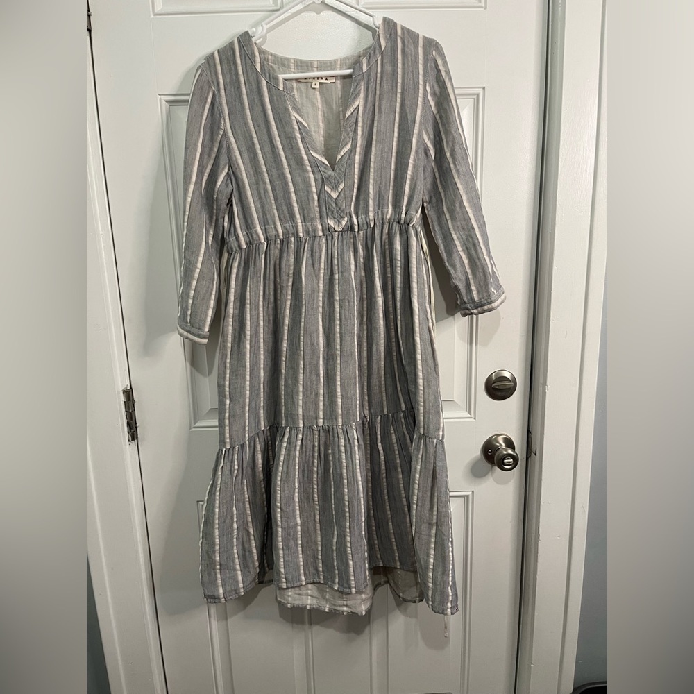 XiRENA Gray and White Striped Midi Dress